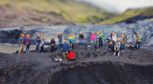 Glaciar Islandês com um grupo de caminhantes caminhadas turistas escalando explorar a famosa geleira na Islândia — Fotografia de Stock