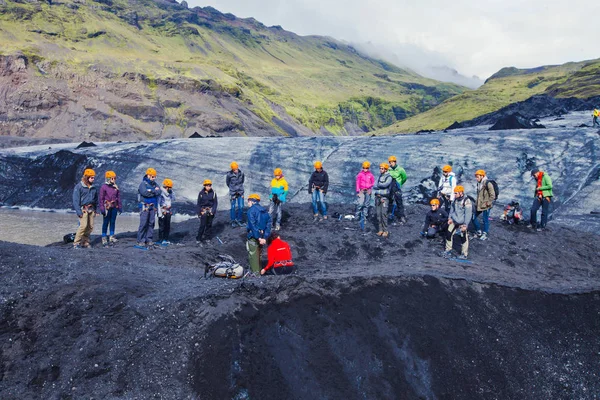 Glaciar Islandés con un grupo de excursionistas escalando el famoso glaciar de Islandia —  Fotos de Stock