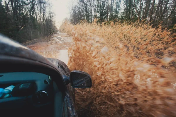 Jeeping 경쟁 동안 진흙 웅덩이, 오프 로드 트랙도로, 큰 물보라를 통해 Suv 4 륜구동 자동차 타기 — 스톡 사진