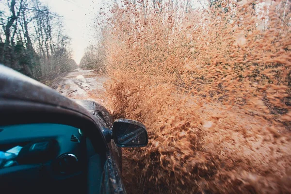 Jeeping 경쟁 동안 진흙 웅덩이, 오프 로드 트랙도로, 큰 물보라를 통해 Suv 4 륜구동 자동차 타기 — 스톡 사진