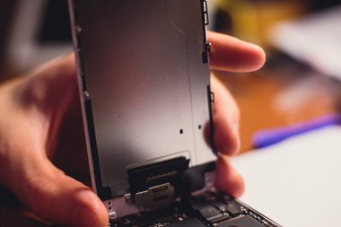Sökmeye yakın çekim süreci ve kırık kırık ekran cam ve evde ayrıntıları değiştirme ile modern cep telefonu akıllı telefon ortadan kaldırmak