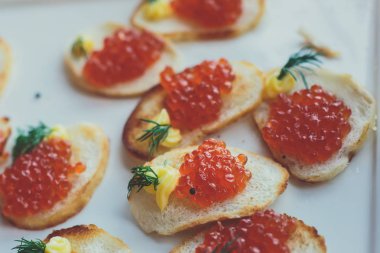 Güzel dekore edilmiş yemek sofrası farklı yemek ve aperatiflerle kurumsal noel partisi ya da düğün kutlaması için.  