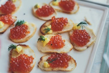 Güzel dekore edilmiş yemek sofrası farklı yemek ve aperatiflerle kurumsal noel partisi ya da düğün kutlaması için.  