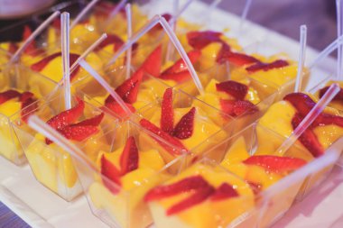 Güzel dekore edilmiş yemek sofrası farklı yemek ve aperatiflerle kurumsal noel partisi ya da düğün kutlaması için.  