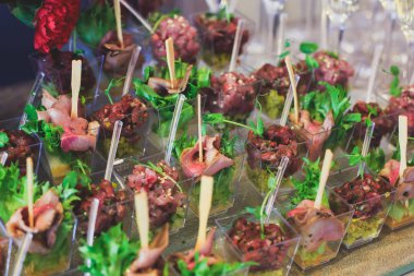 Güzel dekore edilmiş yemek sofrası farklı yemek ve aperatiflerle kurumsal noel partisi ya da düğün kutlaması için.  