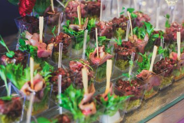 Güzel dekore edilmiş yemek sofrası farklı yemek ve aperatiflerle kurumsal noel partisi ya da düğün kutlaması için.  