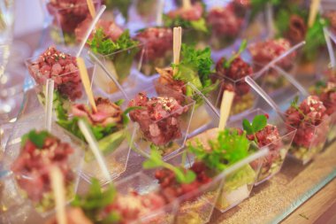 Güzel dekore edilmiş yemek sofrası farklı yemek ve aperatiflerle kurumsal noel partisi ya da düğün kutlaması için.  