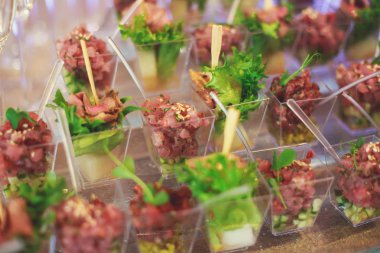 Güzel dekore edilmiş yemek sofrası farklı yemek ve aperatiflerle kurumsal noel partisi ya da düğün kutlaması için.  