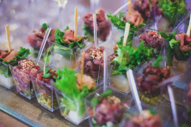 Güzel dekore edilmiş yemek sofrası farklı yemek ve aperatiflerle kurumsal noel partisi ya da düğün kutlaması için.  