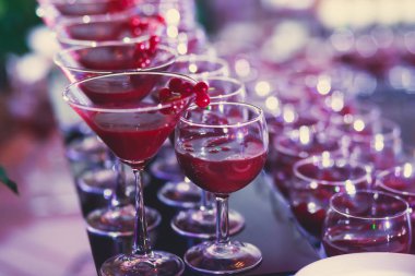 Açık Hava Partisi dekore edilmiş catering buket masada bir açık hava partisi, tekila, martini, votka ve diğerleri farklı renkli kokteyller güzel hat