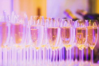 Açık Hava Partisi dekore edilmiş catering buket masada bir açık hava partisi, tekila, martini, votka ve diğerleri farklı renkli kokteyller güzel hat