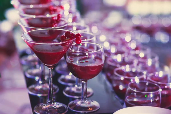 Piękny wiersz różnych kolorowych koktajli na stronę Plener, tequila, martini, wódka i innych urządzone zakwaterowanie tabela bukiet na świeżym powietrzu partii — Zdjęcie stockowe