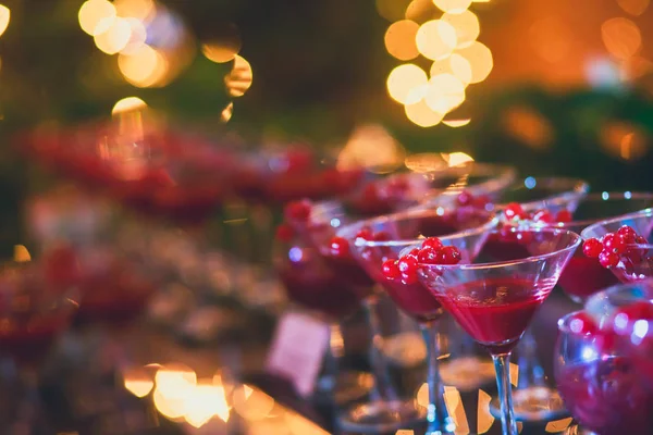 Schöne Reihe von verschiedenen farbigen Cocktails auf einer Open-Air-Party, Tequila, Martini, Wodka und andere auf dekorierten Catering-Bouquet-Tisch auf Open-Air-Party — Stockfoto