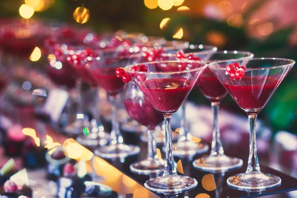 Schöne Reihe von verschiedenen farbigen Cocktails auf einer Open-Air-Party, Tequila, Martini, Wodka und andere auf dekorierten Catering-Bouquet-Tisch auf Open-Air-Party — Stockfoto