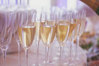 Güzel hattındaki farklı renkli kokteyller, tekila, martini, votka ve diğer açık hava kurumsal bir şekilde dekore edilmiş catering buket masaya veya düğün 