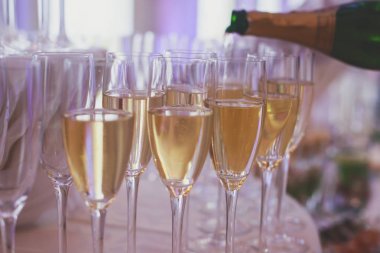 Güzel hattındaki farklı renkli kokteyller, tekila, martini, votka ve diğer açık hava kurumsal bir şekilde dekore edilmiş catering buket masaya veya düğün 