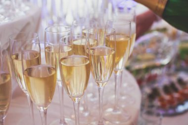 Güzel hattındaki farklı renkli kokteyller, tekila, martini, votka ve diğer açık hava kurumsal bir şekilde dekore edilmiş catering buket masaya veya düğün 