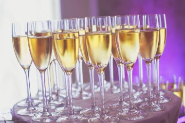 Güzel hattındaki farklı renkli kokteyller, tekila, martini, votka ve diğer açık hava kurumsal bir şekilde dekore edilmiş catering buket masaya veya düğün 