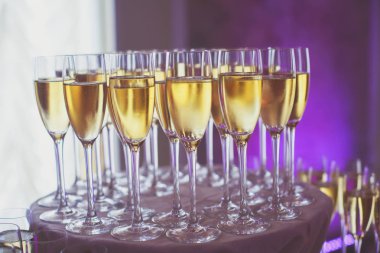 Güzel hattındaki farklı renkli kokteyller, tekila, martini, votka ve diğer açık hava kurumsal bir şekilde dekore edilmiş catering buket masaya veya düğün 