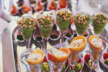 Güzel dekore edilmiş yemek sofrası farklı yemek ve aperatiflerle kurumsal noel partisi ya da düğün kutlaması için. 