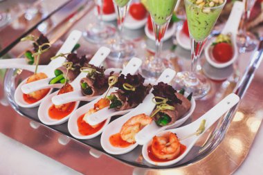 Güzel dekore edilmiş yemek sofrası farklı yemek ve aperatiflerle kurumsal noel partisi ya da düğün kutlaması için. 