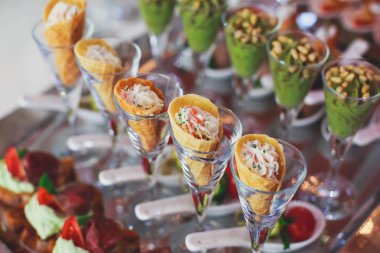 Güzel dekore edilmiş yemek sofrası farklı yemek ve aperatiflerle kurumsal noel partisi ya da düğün kutlaması için. 
