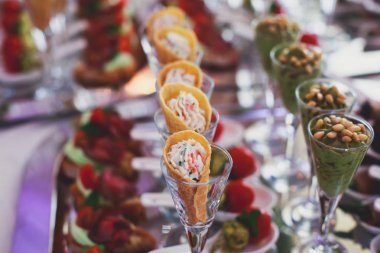 Güzel dekore edilmiş yemek sofrası farklı yemek ve aperatiflerle kurumsal noel partisi ya da düğün kutlaması için. 