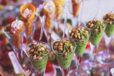 Güzel dekore edilmiş yemek sofrası farklı yemek ve aperatiflerle kurumsal noel partisi ya da düğün kutlaması için. 