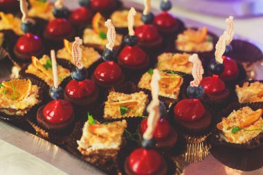 Güzel dekore edilmiş yemek sofrası farklı yemek ve aperatiflerle kurumsal noel partisi ya da düğün kutlaması için. 