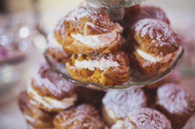 Tatlı leziz cupcake cupcakes mutlu kişi civarında, bir parti üzerinde pişmiş güzel çeşitli renklerde dekore edilmiş şeker tablo güzel yemek Ziyafet tablo farklı şeker tatlı incelik ile dekore edilmiş 