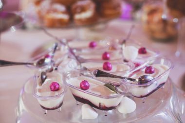 Tatlı leziz cupcake cupcakes mutlu kişi civarında, bir parti üzerinde pişmiş güzel çeşitli renklerde dekore edilmiş şeker tablo güzel yemek Ziyafet tablo farklı şeker tatlı incelik ile dekore edilmiş 