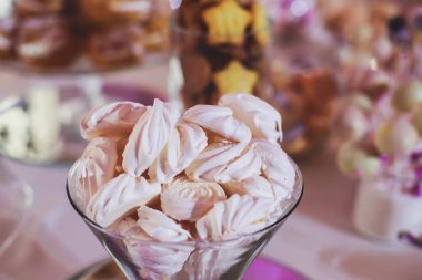Tatlı leziz cupcake cupcakes mutlu kişi civarında, bir parti üzerinde pişmiş güzel çeşitli renklerde dekore edilmiş şeker tablo güzel yemek Ziyafet tablo farklı şeker tatlı incelik ile dekore edilmiş 