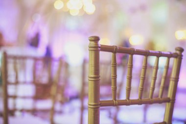 Güzel düğün iç ve masa dekor, güller, laleler, peonies, açık hava düğün töreni unsurları ile çiçek buketi, çiçek dekorasyonu 