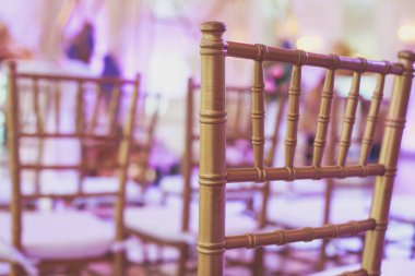 Güzel düğün iç ve masa dekor, güller, laleler, peonies, açık hava düğün töreni unsurları ile çiçek buketi, çiçek dekorasyonu 