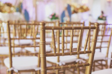 Güzel düğün iç ve masa dekor, güller, laleler, peonies, açık hava düğün töreni unsurları ile çiçek buketi, çiçek dekorasyonu 