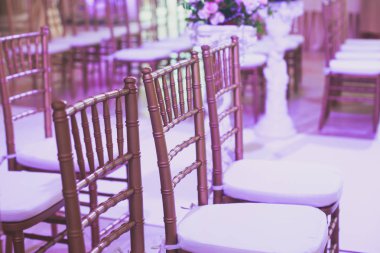 Güzel düğün iç ve masa dekor, güller, laleler, peonies, açık hava düğün töreni unsurları ile çiçek buketi, çiçek dekorasyonu 