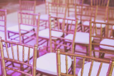 Güzel düğün iç ve masa dekor, güller, laleler, peonies, açık hava düğün töreni unsurları ile çiçek buketi, çiçek dekorasyonu 