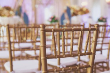 Güzel düğün iç ve masa dekor, güller, laleler, peonies, açık hava düğün töreni unsurları ile çiçek buketi, çiçek dekorasyonu 