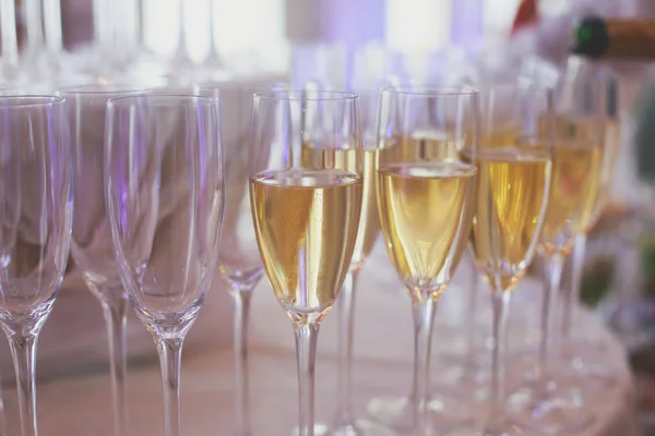 Hermosa línea de cócteles de diferentes colores, tequila, martini, vodka y otros en la mesa de ramo de catering decorado en fiesta corporativa o de boda al aire libre — Foto de Stock