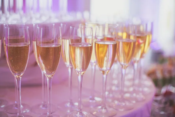 Hermosa línea de cócteles de diferentes colores, tequila, martini, vodka y otros en la mesa de ramo de catering decorado en fiesta corporativa o de boda al aire libre — Foto de Stock