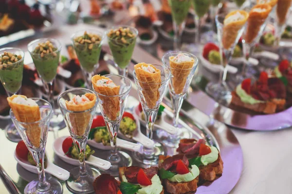 Mesa de banquete de catering bellamente decorada con diferentes aperitivos y aperitivos en el evento de fiesta de cumpleaños de Navidad corporativa o celebración de la boda —  Fotos de Stock