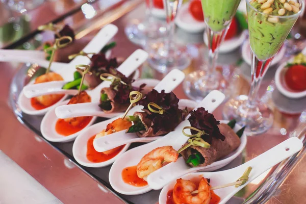 Gyönyörűen berendezett catering bankett asztal különböző ételek snack és előételek vállalati karácsonyi party esemény vagy esküvői ünnepség — Stock Fotó