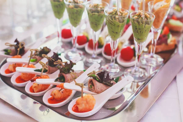 Mesa de banquete de catering bellamente decorada con diferentes aperitivos y aperitivos en el evento de fiesta de cumpleaños de Navidad corporativa o celebración de la boda —  Fotos de Stock