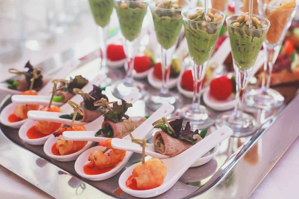 Splendidamente decorato tavolo da banchetto catering con diversi snack alimentari e antipasti sulla festa di compleanno aziendale o festa di nozze — Foto Stock