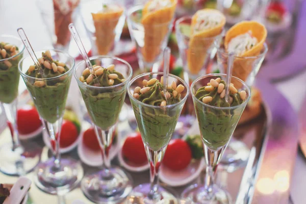 Splendidamente decorato tavolo da banchetto catering con diversi snack alimentari e antipasti sulla festa di compleanno aziendale o festa di nozze — Foto Stock