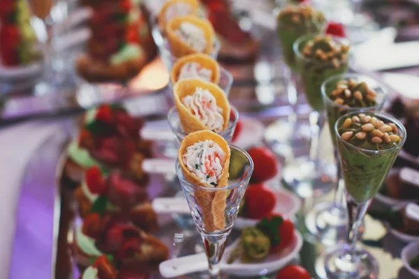회사 크리스마스 축하 행사나 결혼 축하 행사에 다양 한 음식 스낵과 에피 타이저를 곁들인 아름답게 장식 된 연회 식탁 — 스톡 사진