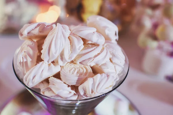 Schöne bunt dekorierte Süßigkeiten Tisch gebacken süße leckere Cupcake Cupcakes auf einer Party mit glücklichen Menschen herum, schön dekorierte Catering Banketttisch mit verschiedenen Süßigkeiten süße Delikatesse — Stockfoto