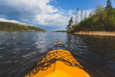 Göl skerries, kürek, Kano, canlı yaz resim sürecinin renkli Kano Kayık tekne ile Kayak süreci