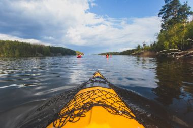 Göl skerries, kürek, Kano, canlı yaz resim sürecinin renkli Kano Kayık tekne ile Kayak süreci