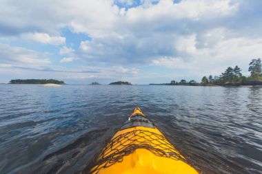 Göl skerries, kürek, Kano, canlı yaz resim sürecinin renkli Kano Kayık tekne ile Kayak süreci